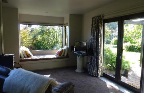 Manakau House | Enchanting Idyllic Country Garden with Kitchen & Perfect Score