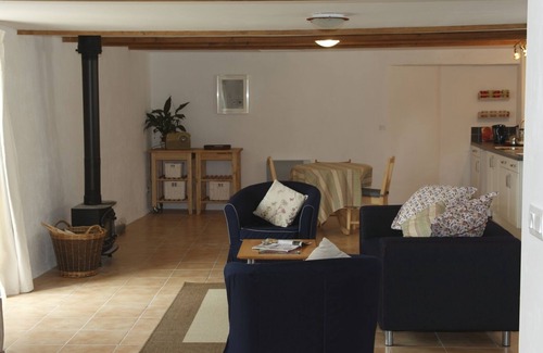 Loperec Apartment | Idyllic Country Retreat: Guest Rated 9.8 with Ocean Views