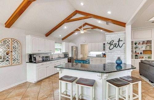 Smith County House | Tranquil Lakefront Getaway with Dock & Spa Amenities