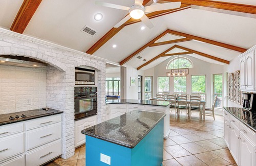 Smith County House | Tranquil Lakefront Getaway with Dock & Spa Amenities
