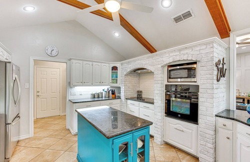 Smith County House | Tranquil Lakefront Getaway with Dock & Spa Amenities