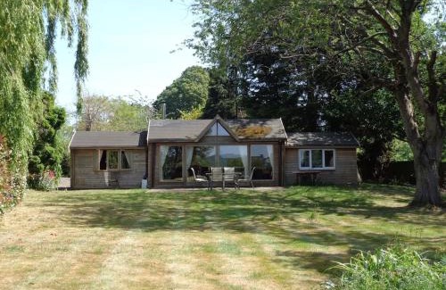 Uckington Apartment | Charming Log Cabin Retreat Near Stratford upon Avon