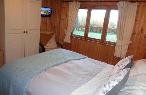 Uckington Apartment | Charming Log Cabin Retreat Near Stratford upon Avon
