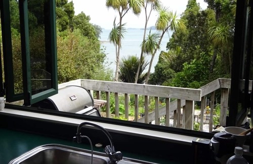 Tawharanui Cottage | IDYLLIC MATAKANA BEACH N BUSH WATERFRONT HIDEAWAY, BRING THE DOG.