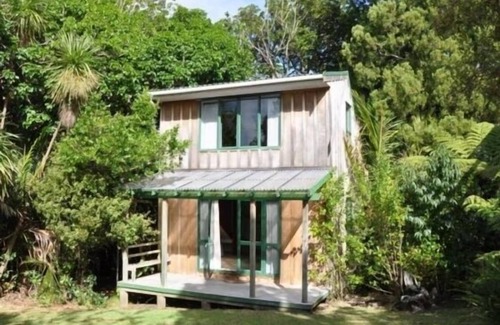 Tawharanui Cottage | IDYLLIC MATAKANA BEACH N BUSH WATERFRONT HIDEAWAY, BRING THE DOG.