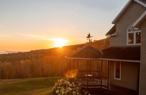 Baie-St-Paul House | Serene Nature Retreat with Hot Tub & Scenic Views