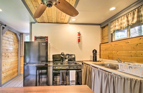 Leilani Estates Cabin | Discover Pahoa Paradise: Hike, Swim & Family-Friendly Fun!