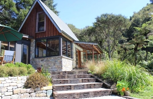 Parapara Cottage | Serene Riverside Retreat with Oceanfront Views & Breakfast