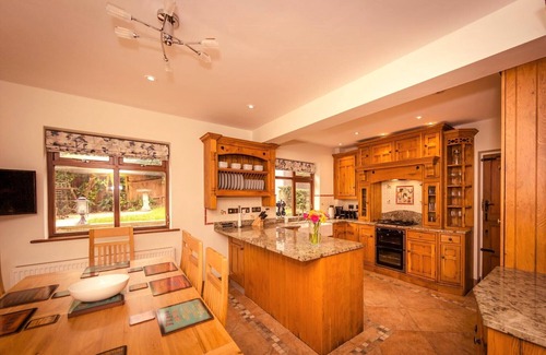 Alfriston House | Pet-Friendly Riverside Cottage with Pool & Spa for 6