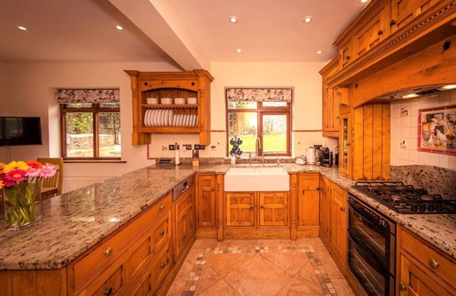 Alfriston House | Pet-Friendly Riverside Cottage with Pool & Spa for 6