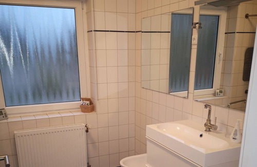 Wardenburg Apartment | Scenic Retreat: Guest Rated 9.8 with Ocean and Lake Views