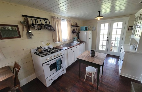 Dade City Other | Idyllic Storybook Farmhouse, Private Lake & Dock!