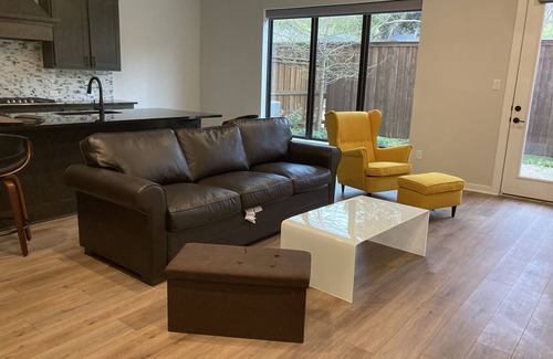 Kessler House | Urban Retreat: Modern Downtown Dallas Stay for Families & Pets