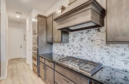 Kessler House | Urban Retreat: Modern Downtown Dallas Stay for Families & Pets