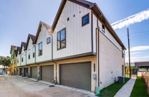 Kessler House | Urban Retreat: Modern Downtown Dallas Stay for Families & Pets