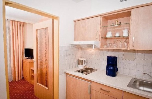 Safferstetten Apartment | Cozy Double Room with Balcony and Family-Friendly Amenities