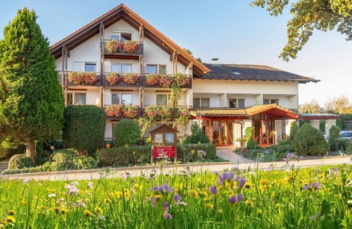 Safferstetten Apartment | Cozy Double Room with Balcony and Family-Friendly Amenities