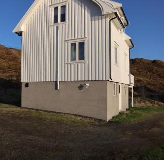Flakstad House | Idyllic Oceanfront Retreats in Lofoten with Fireplace