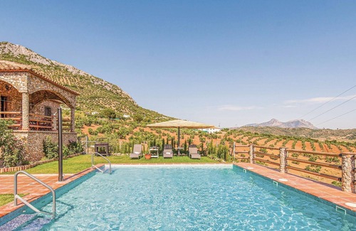 Algodonales House | If you are looking to book for a large group, this wonderful vacation villa with a capacity for up t