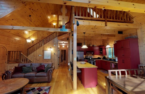 Huntingdon Cabin | Unwind with Top-Rated Amenities and Sports Court On-Site!