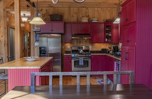 Huntingdon Cabin | Unwind with Top-Rated Amenities and Sports Court On-Site!