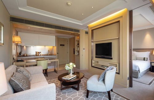 Downtown Shanghai Apartment | Indulge in Luxury at IFC Residence: 5-Star Comfort Awaits