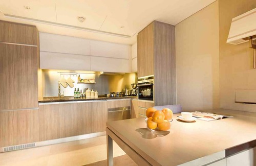 Downtown Shanghai Apartment | Indulge in Luxury at IFC Residence: 5-Star Comfort Awaits
