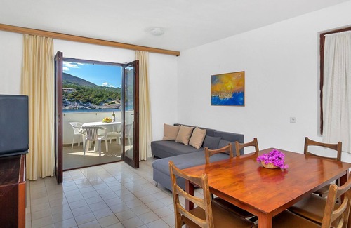 Pokrivenik Apartment | Igor Hotel: Steps from the Beach with Ocean Views