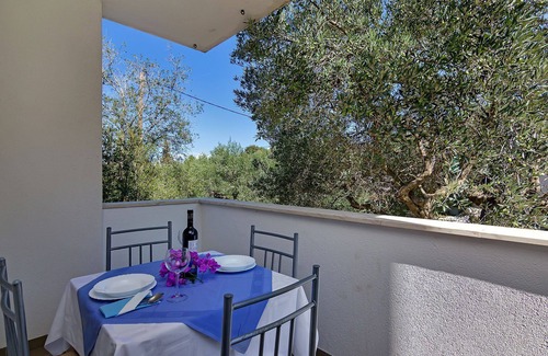 Pokrivenik Apartment | Igor Hotel: Steps From Beach with Pet-Friendly Amenities