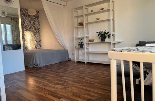 Kallio Apartment | Cozy Apartment Steps from the Sea: Pet & Child Friendly
