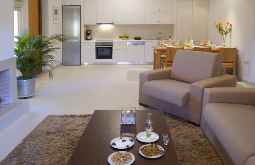 Monopari Villa | Eco-Friendly Ikia Homes: Guest Rated 10/10 with Breakfast