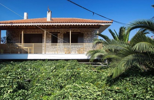 Monopari Villa | Eco-Friendly Ikia Homes: Guest Rated 10/10 with Breakfast