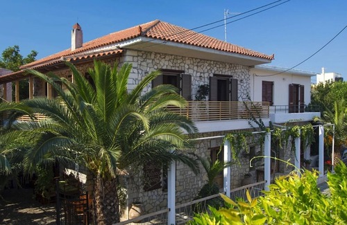 Monopari Villa | Eco-Friendly Ikia Homes: Guest Rated 10/10 with Breakfast