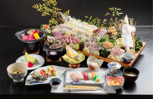 Katsumoto Hotel | Discover Ikijimaso: Family-Friendly Hotel with Hot Tub