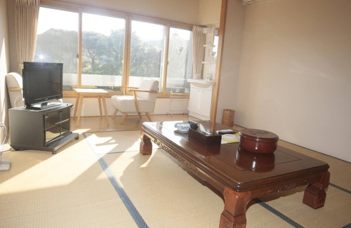 Katsumoto Hotel | Discover Ikijimaso: Eco-Friendly Retreat with Breakfast