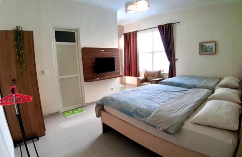 Gubeng House | Discover Ikiru to Live: Family-Friendly with Kitchen Amenities