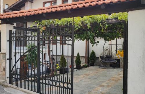 Kvartal Noviya Grad House | Family-Friendly Stay at Ikonomov House - Rated 9.7/10!