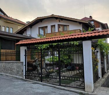 Kvartal Noviya Grad House | Family-Friendly Stay at Ikonomov House - Rated 9.7/10!