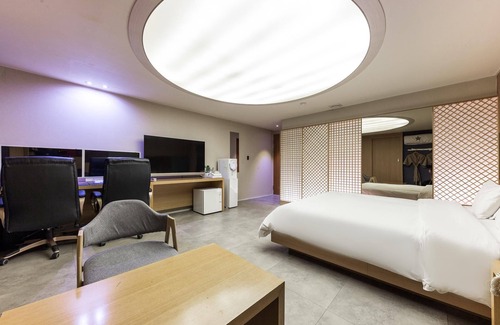 Songman Hotel | Eco-Friendly Comfort at Iksan K 123 with Breakfast Included