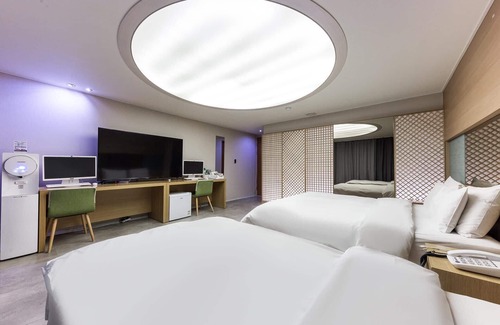 Songman Hotel | Eco-Friendly Comfort at Iksan K 123 with Breakfast Included