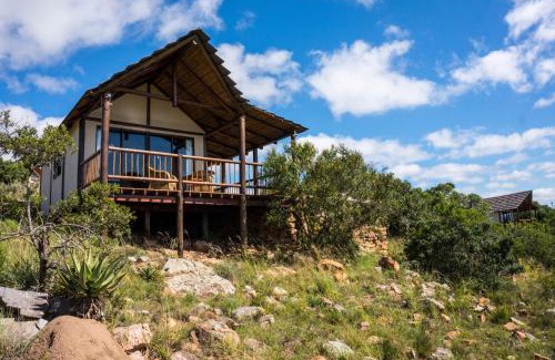 Paterson Cabin | Top-Rated Ikwanitsha Lodge with Hot Tub & Fireplace