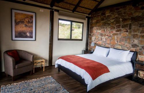 Paterson Cabin | Top-Rated Ikwanitsha Lodge with Hot Tub & Fireplace