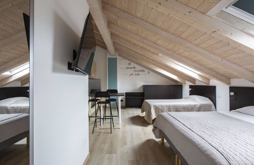 Albese con Cassano Bed & Breakfast | Guest Rated 10/10 at Il B&B di Piazza Motta with Breakfast