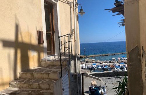 Malfa Apartment | Oceanfront Retreat at Il Balcone sul molo di Malfa