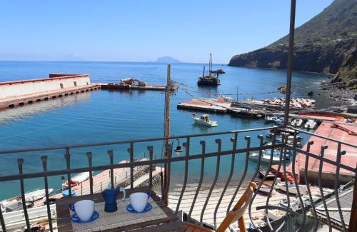 Malfa Apartment | Oceanfront Retreat at Il Balcone sul molo di Malfa