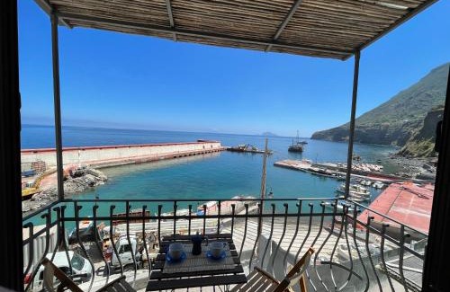 Malfa Apartment | Oceanfront Retreat at Il Balcone sul molo di Malfa