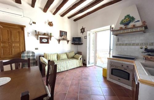 Malfa Apartment | Oceanfront Retreat at Il Balcone sul molo di Malfa