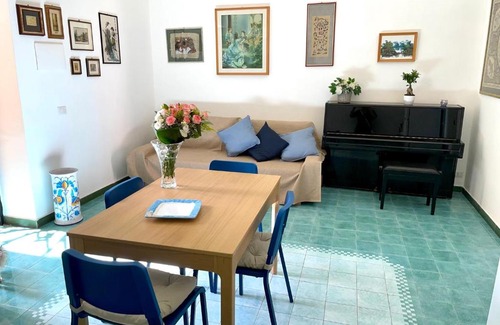 Torre Annunziata House | Charming Il Balcone sulla Piazza: Pet & Child Friendly Stay