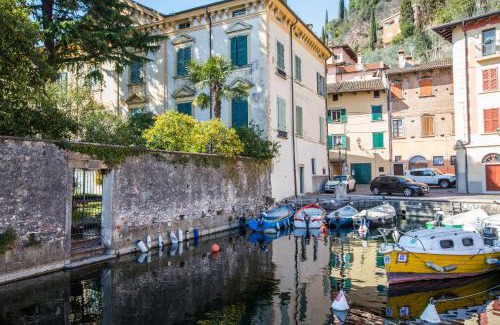 Toscolano Maderno Apartment | Waterfront Il Batti Apartment with Private Beach Access