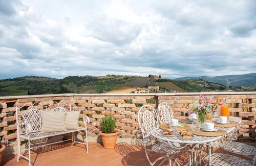 Montalcino Apartment | Discover Il Borghetto: Scenic Views in Val d'Orcia